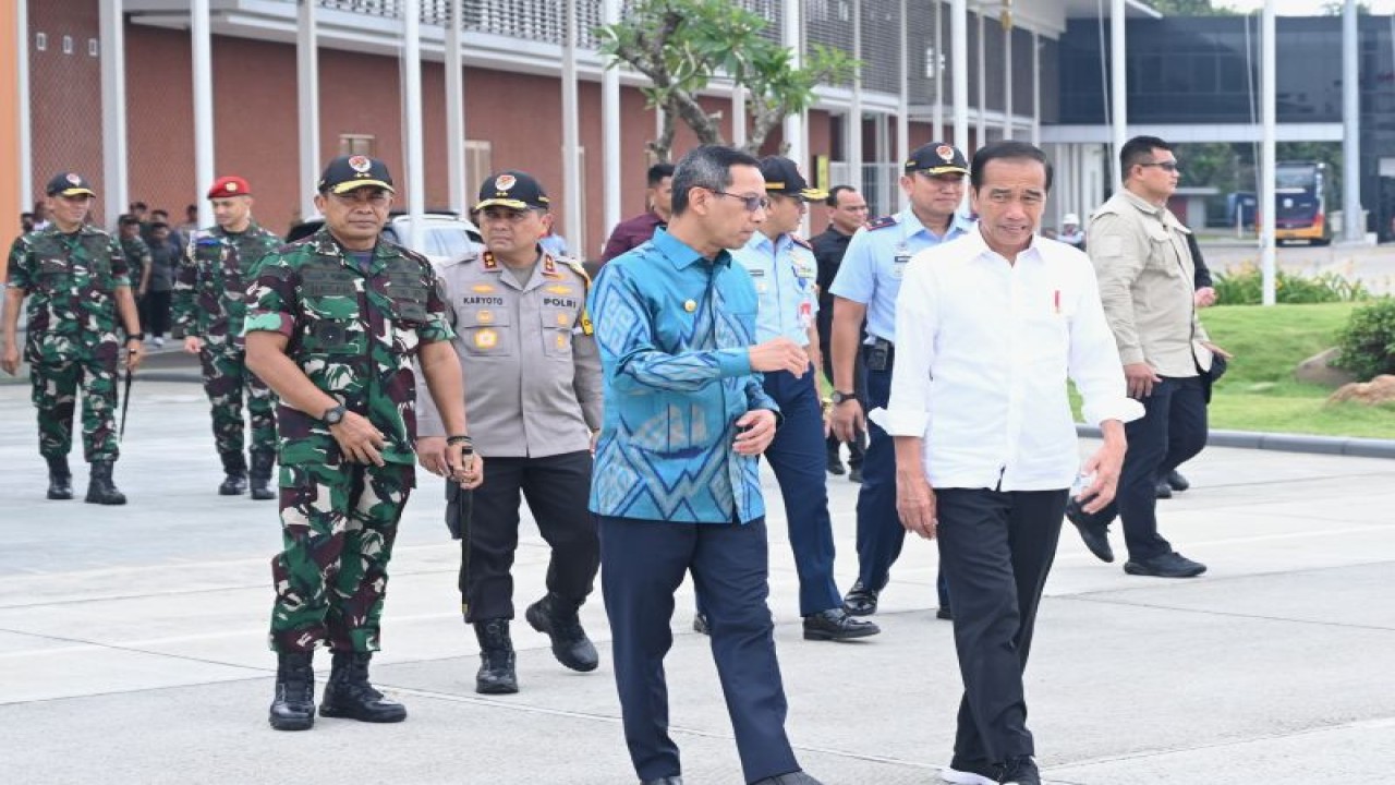 Pj. Gubernur DKI Jakarta Heru Budi Hartono mendampingi Presiden Joko Widodo.