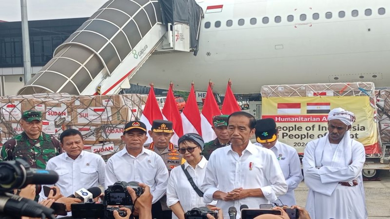 Presiden RI Joko Widodo melepas bantuan untuk Palestina dan Sudan di Pangkalan TNI AU Halim Perdanakusuma (Foto: ANTARA)
