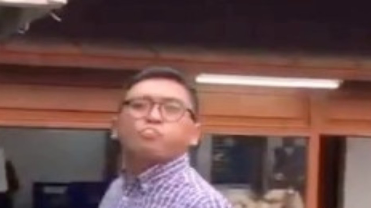 Tangkap layar - Seorang pengendara mobil di Jalan Masjid Darul Falah.