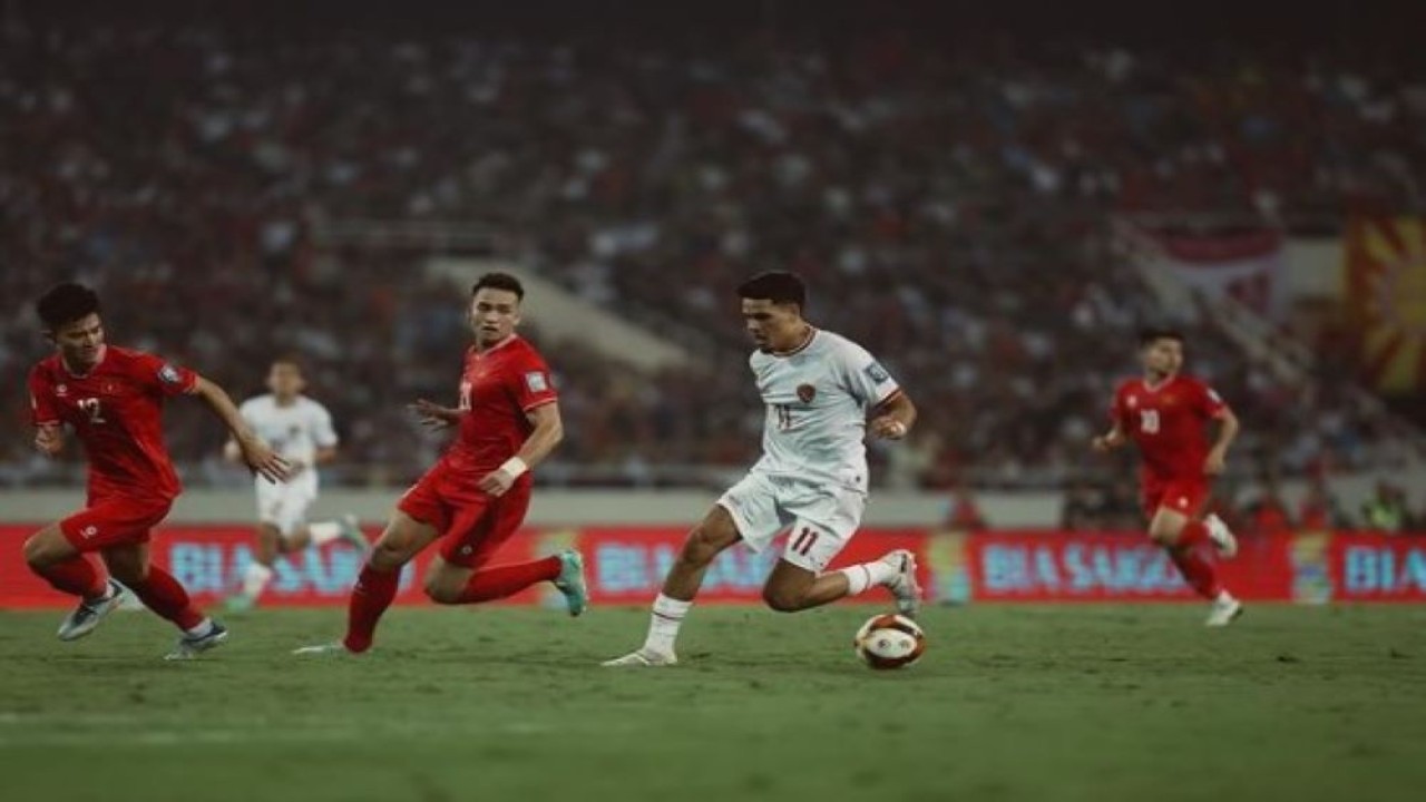 Ragnar Oratmangoen saat berhadapan dengan pemain Vietnam (Instagram @0ratmangoen)