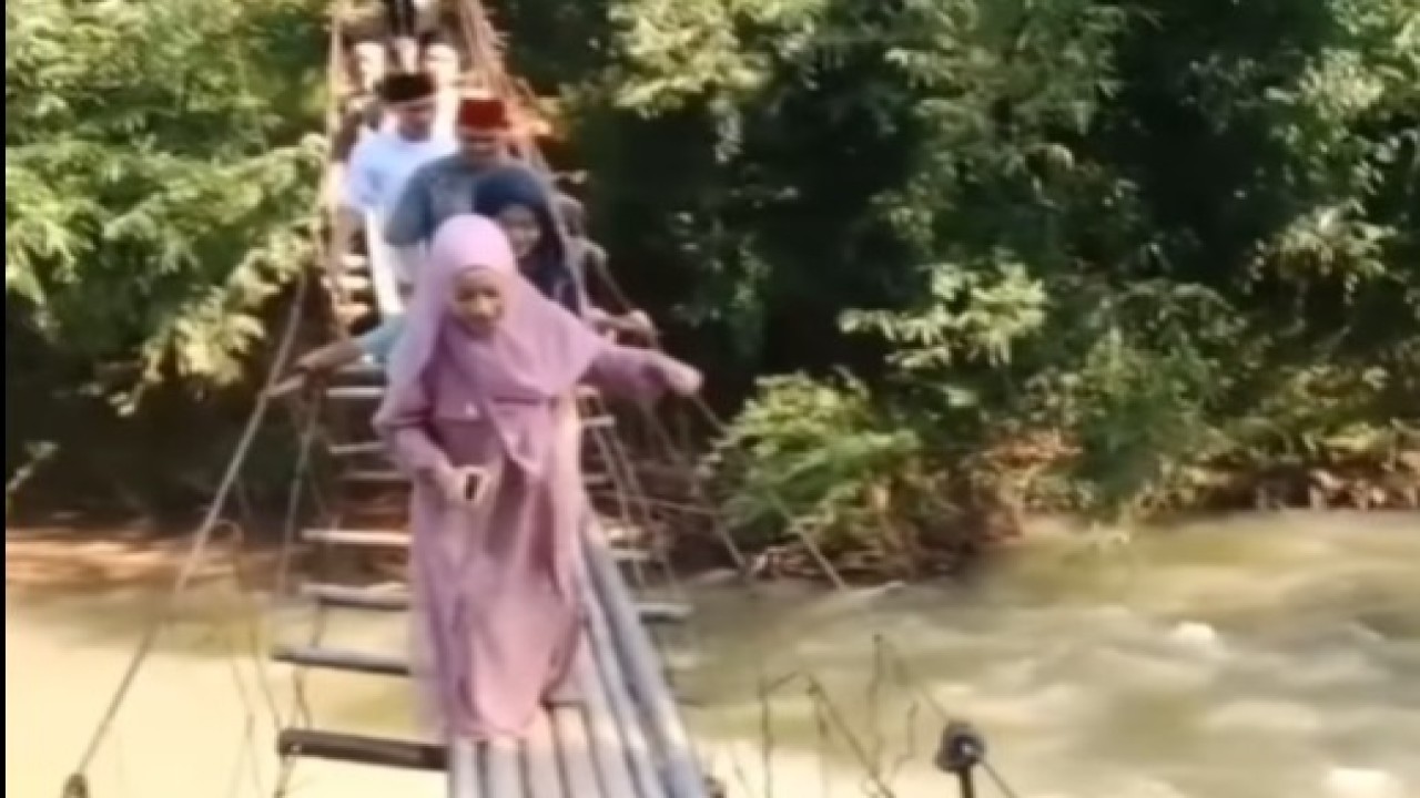 Tangkap layar - Rombongan warga sedang menyeberang jembatan gantung Ciliman.