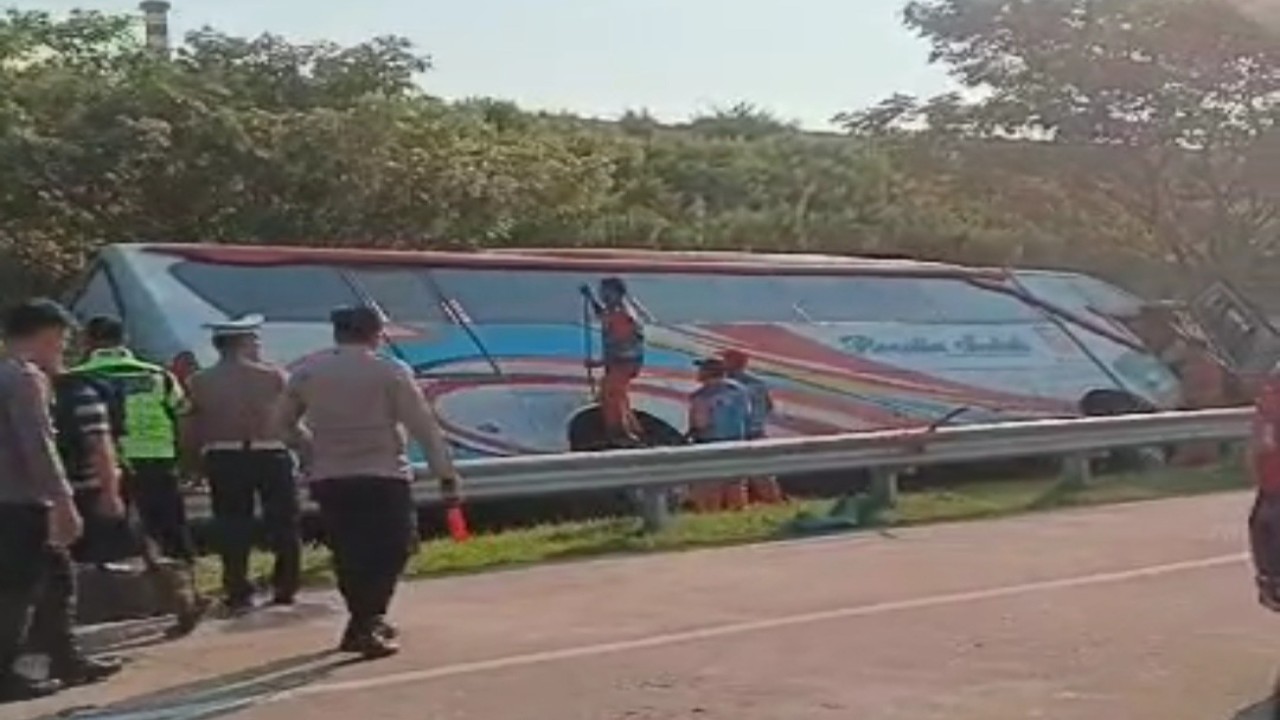 Bus Rosalia Indah kecelakaan tunggal terperosok ke dalam parit tol Weleri-Kenal/ist