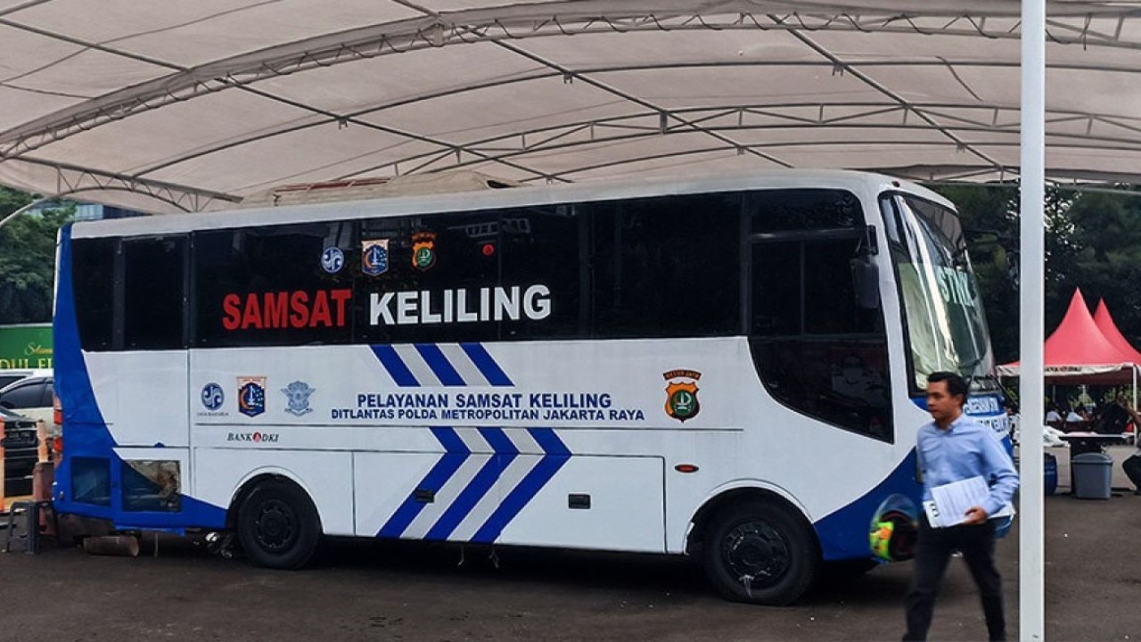 Salah satu pelayanan Samsat keliling di halaman Presisi Polda Metro Jaya di Jakarta, Selasa (9/5/2023). (Foto: Ilham Kausar/am/Reuters)