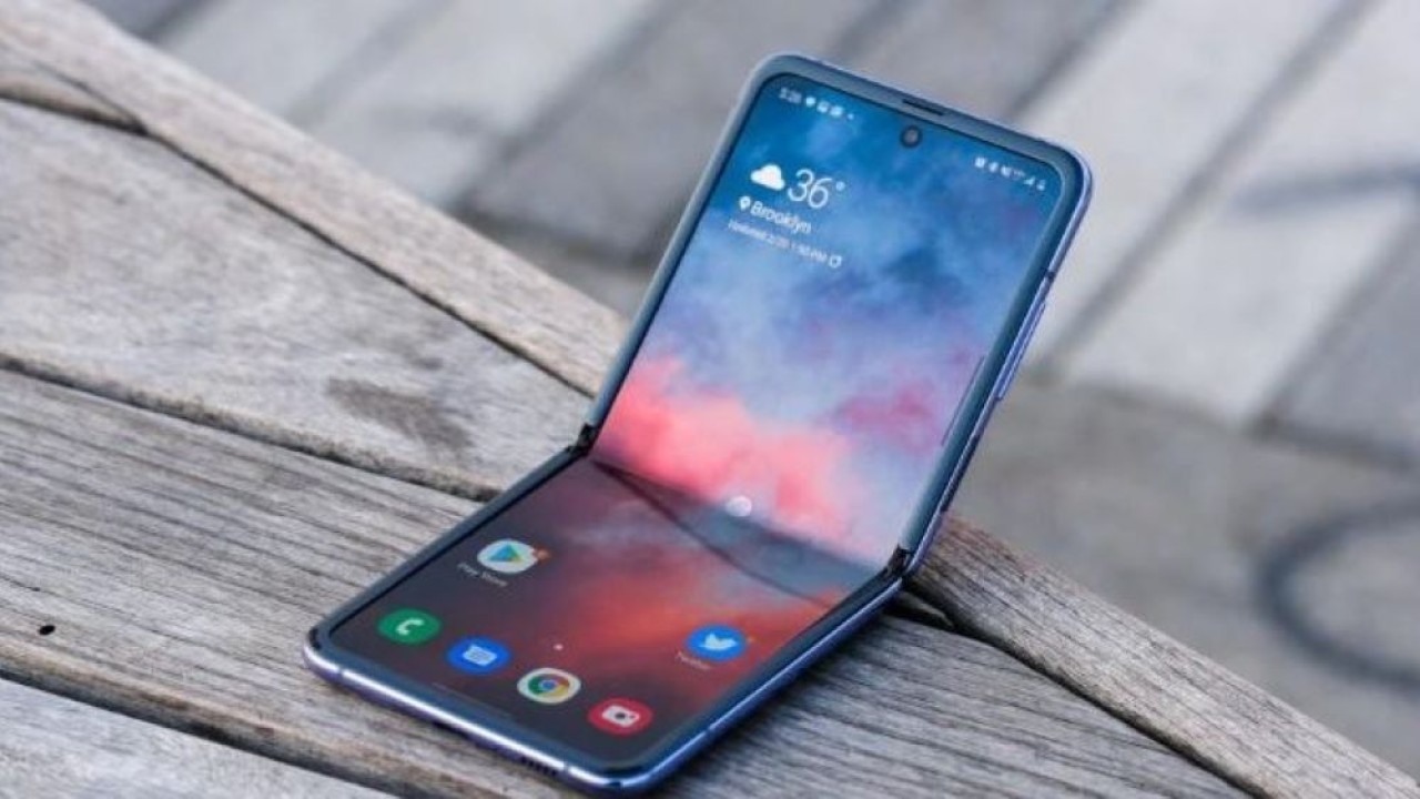 Samsung Galaxy Z Flip asli tidak akan lagi menerima update perangkat lunak karena Samsung terus mendorong inovasi. (Foto: Gizmochina)