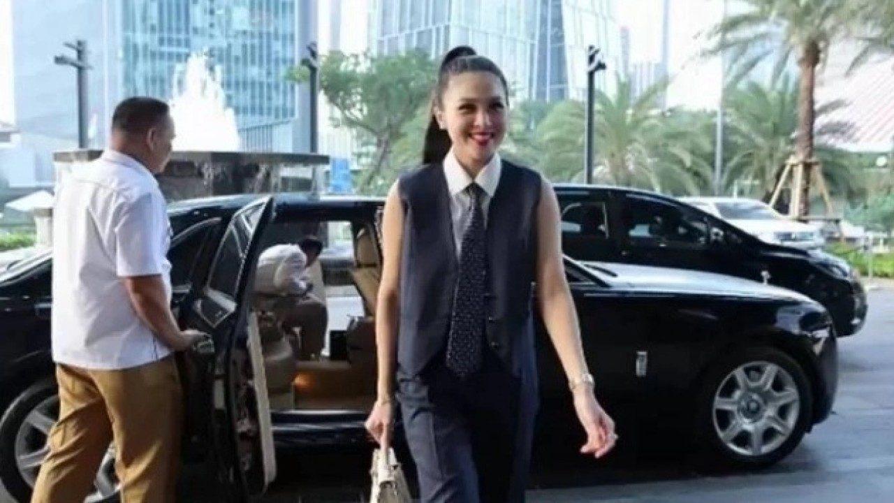 Artis Sandra Dewi baru turun dari mobil Rolls-Royce miliknya. (Instagram)