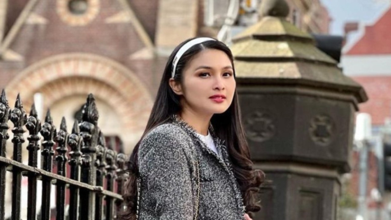 Sandra Dewi (Instagram @sandradewi88)