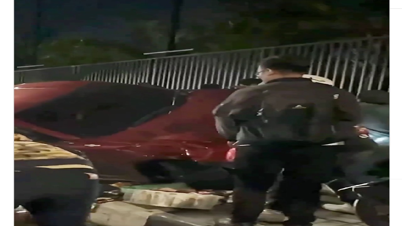 Sebuah mobil tabrak starling di Pondok Indah Mall - tangkapan layar Instagram