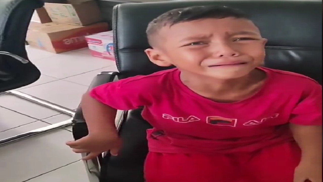 seorang bocah laki-laki yang tersesat dari keluarganya tangkapan layar tiktok