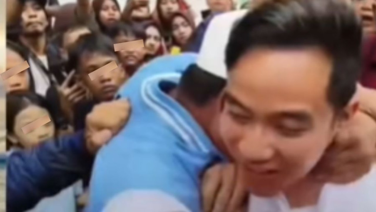 Seorang pria tarik leher Gibran (TikTok @mami__neng)