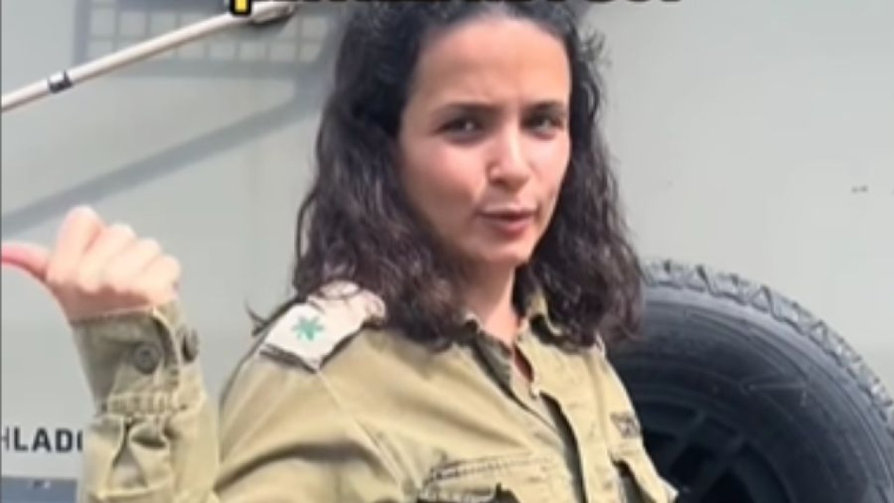 Seorang tentara Israel menari dan bernyanyi (Instagram)