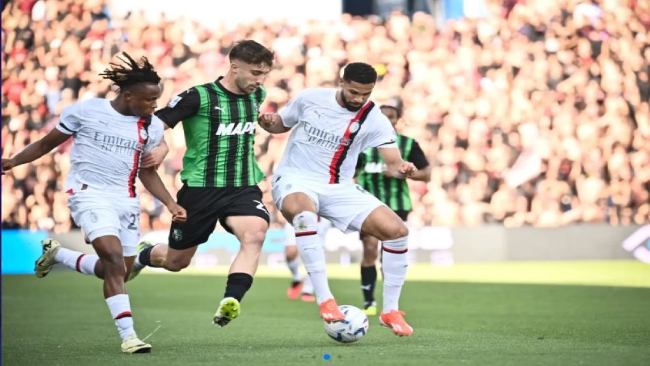 ruben loftus cheek saat merebut bola (foto: website legaseriea)