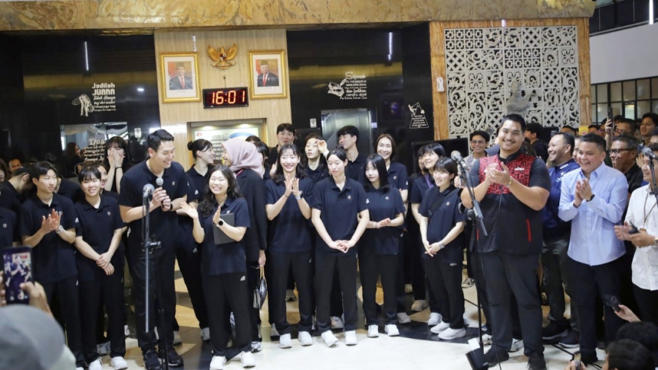 Skuad Red Sparks bersama Menpora Dito Ariotedjo