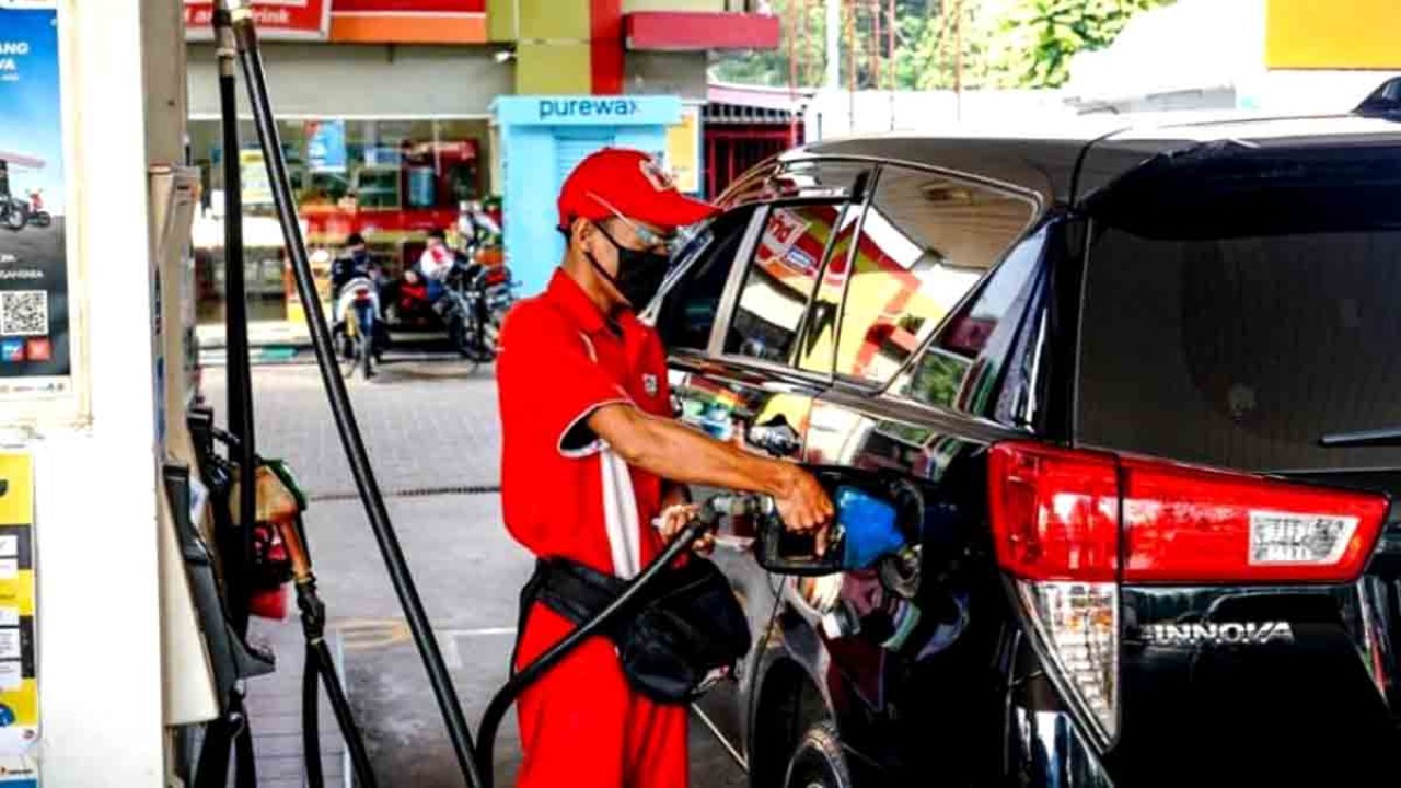 Petugas SPBU Pertamina sedang melayani pelanggan/ist