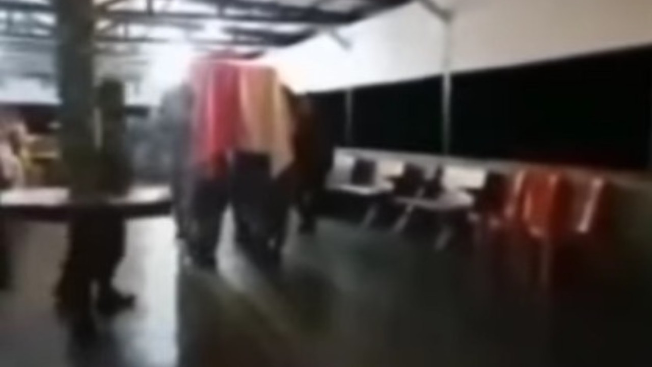 Tangkap layar - Jenazah Danramil 1703-04 Aradide, Letda Inf. Oktovianus Sogalrey tiba di Makodim 1703/Deiyai.