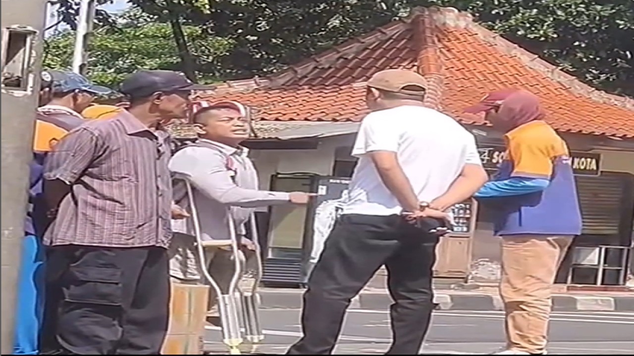 Seorang disabilitas cekcok dengan pria yang diduga sopir taksi pangkalan di Terminal Kampung Rambutan - tangkapan layar Instagram @fakta.jakarta