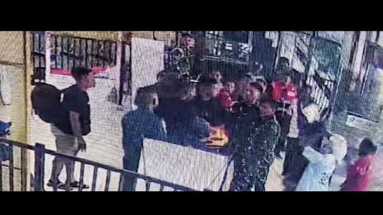 Tangkapan layar keributan anggota Brimob dengan TNI di Pelabuhan Sorong/Instagram @lovers_polri