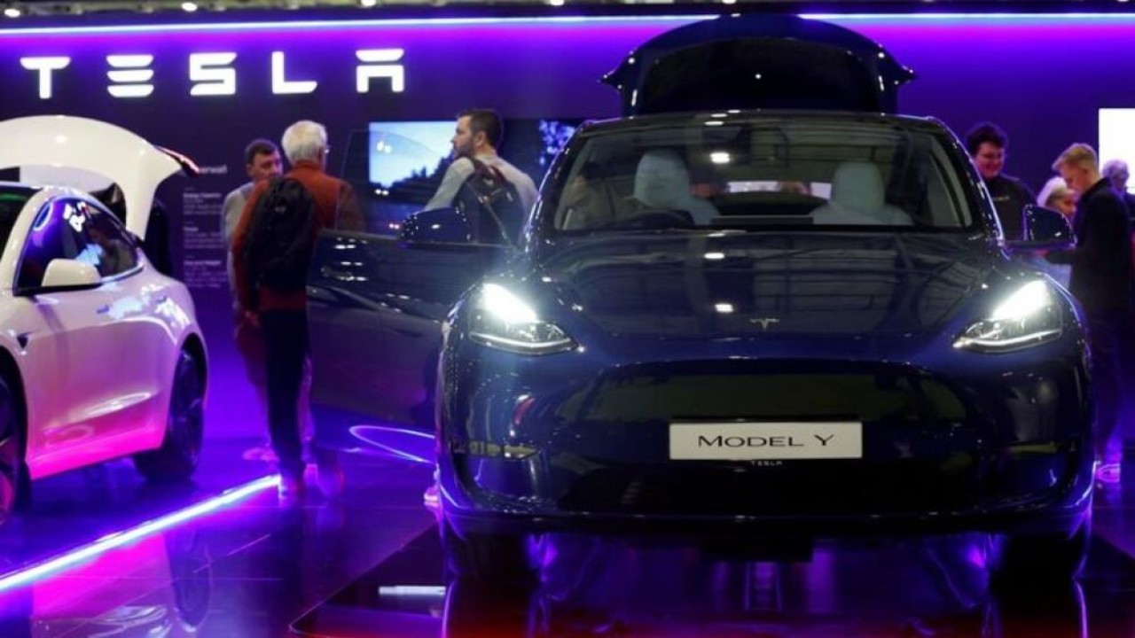 Tesla Model Y dipamerkan pada pameran Everything Electric di pusat pameran dan konvensi internasional ExCeL London di London, Inggris, 28 Maret 2024. (Foto: Dok/Peter Cziborra/Reuters)