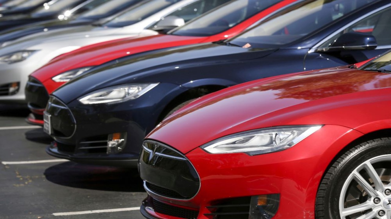 Dereta sedan listrik Tesla Model S terlihat di luar kantor pusat perusahaan di Palo Alto, California, Amerika Serikat, pada 30 April 2015. (Foto: Dok/Elijah Nouvelage/Reuters)