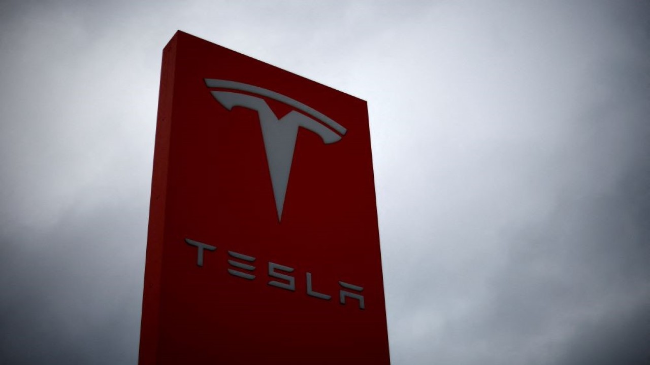 Logo Tesla di sebuah dealer di Chambourcy, dekat Paris, Prancis, 15 Desember 2021. (Foto: Gonzalo Fuentes/Reuters)