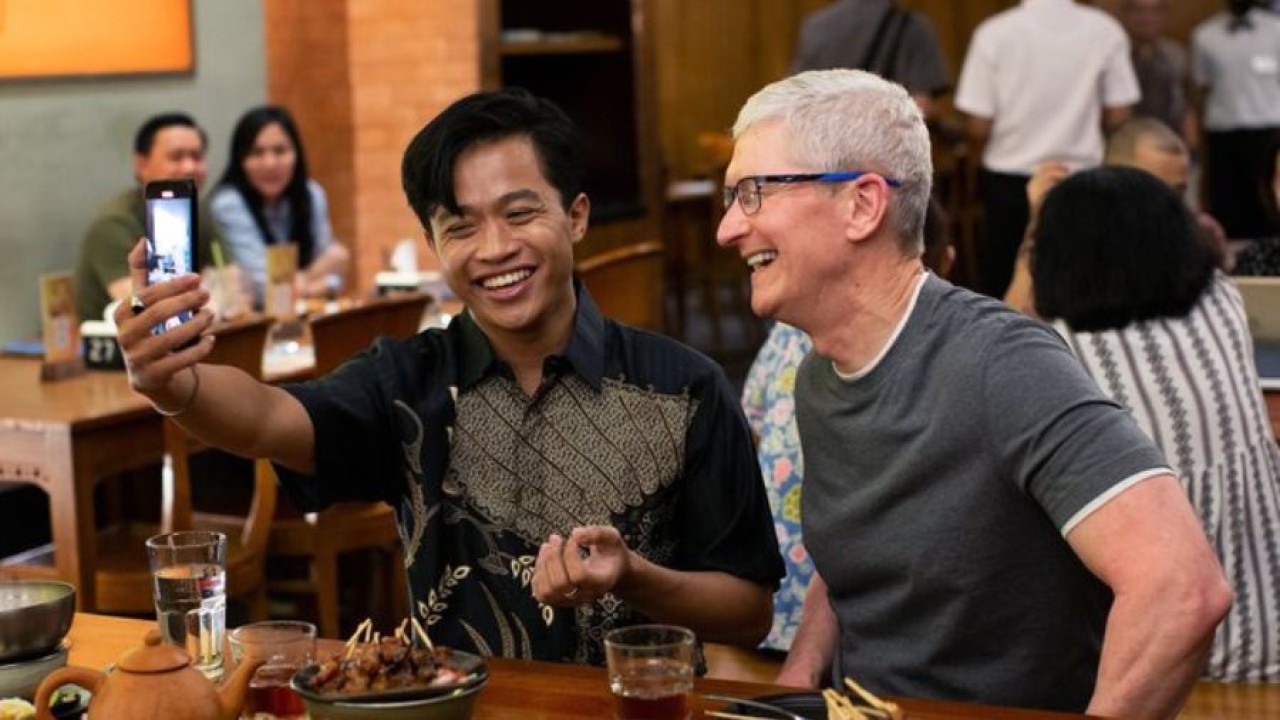 Tim Cook pamer makan sate ayam (X @tim_cook)