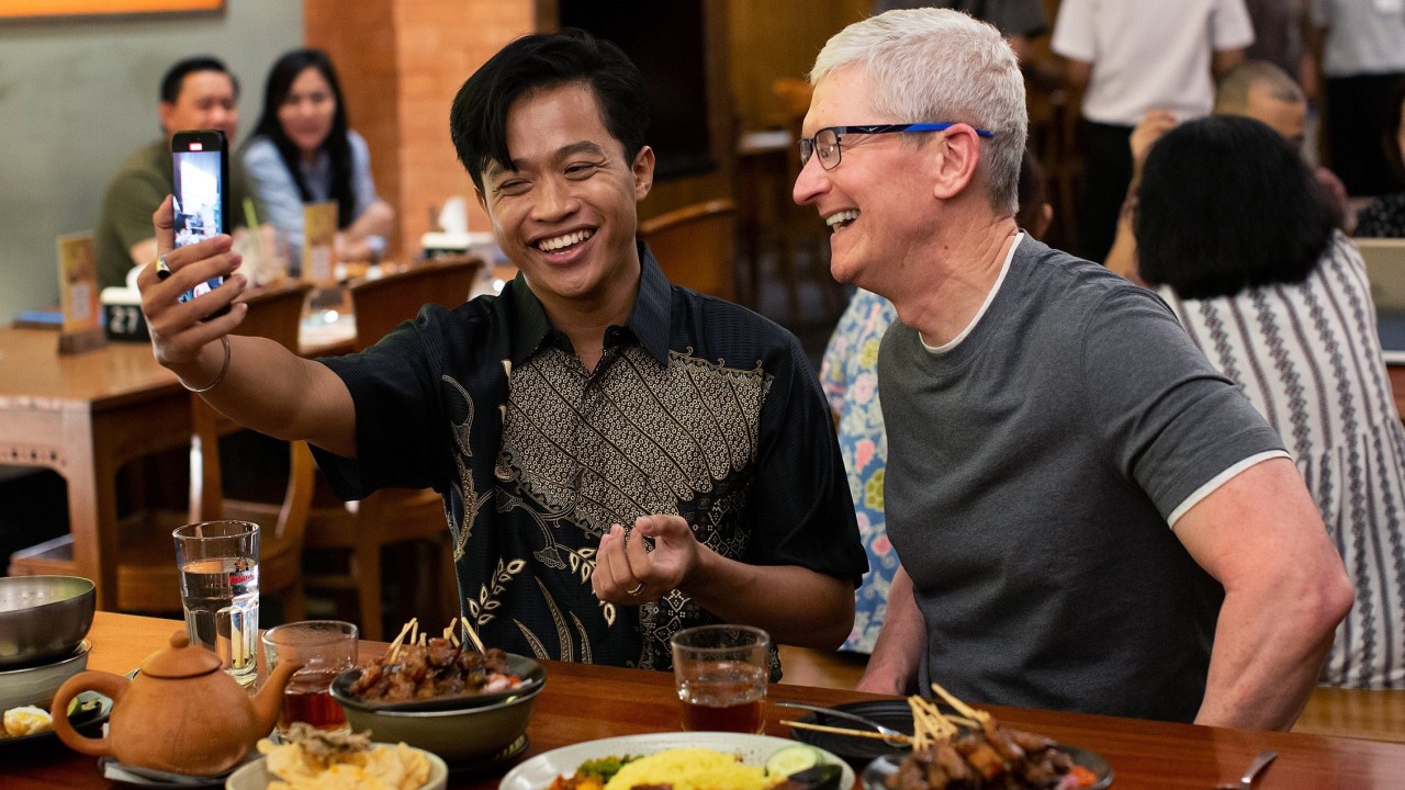 Bos Apple Tim Cook saat tiba di Indonesia. (X)