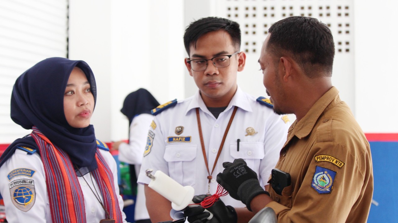 Tim verifikasi Kementerian Perhubungan melakukan verifikasi terhadap kesiapan  teknis dan kesiapan SDM di bengkel konversi SMKN 3 Mataram