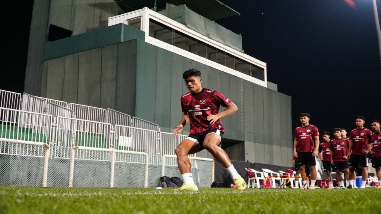 Timnas Indonesia U-23 sedang berlatih untuk mempersiapkan diri menghadapi Piala Asia U-23 2024 Qatar.