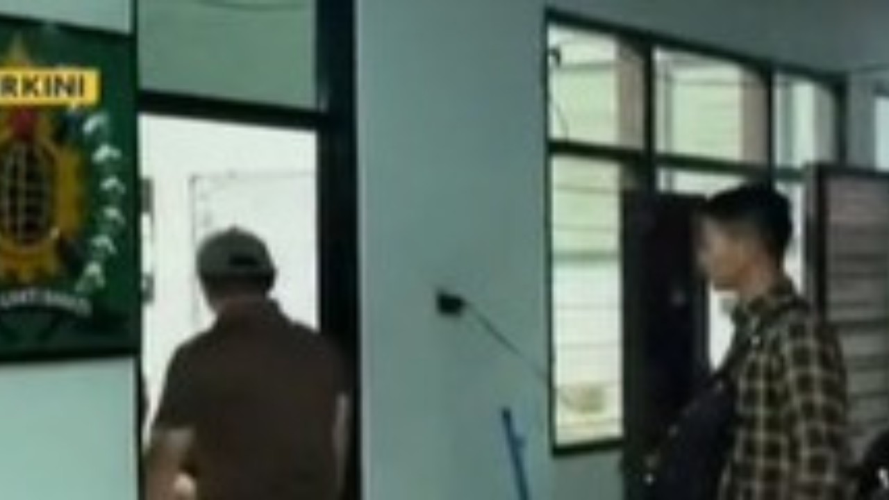 Seorang anggota TNI terlihat memukul anak buahnya secara live. (Tangkap layar)