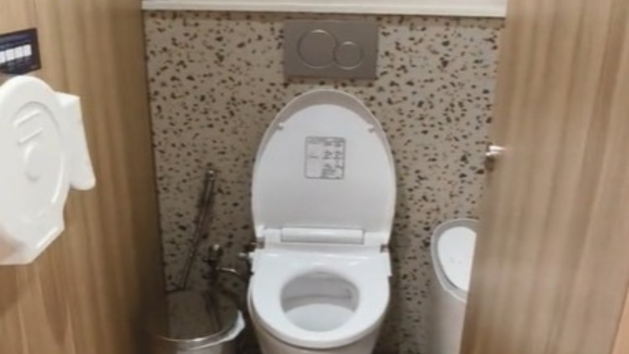 Tangkap layar - Toilet umum berbasis tekonologi. (TikTok)