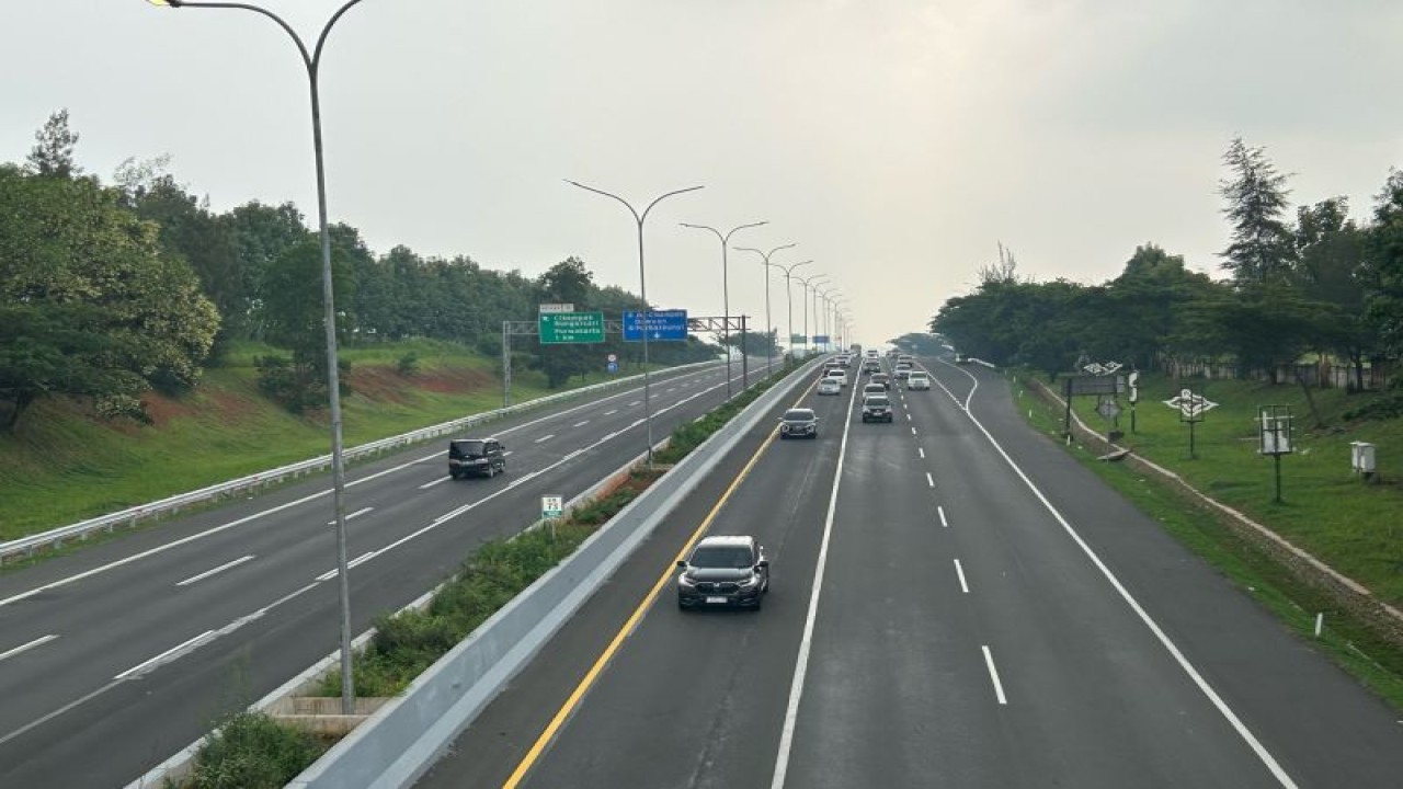 Situasi arus lalu lintas di KM73 Tol Cipali, Purwakarta, Jawa Barat pada H-5 Idul Fitri 1445H/2024 terpantau landai. (Foto: ANTARA)