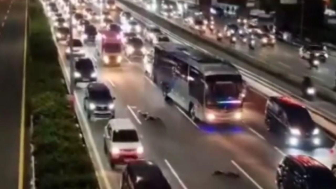 Pria tertabrak mobil di tol dalam kota. (Instagram)