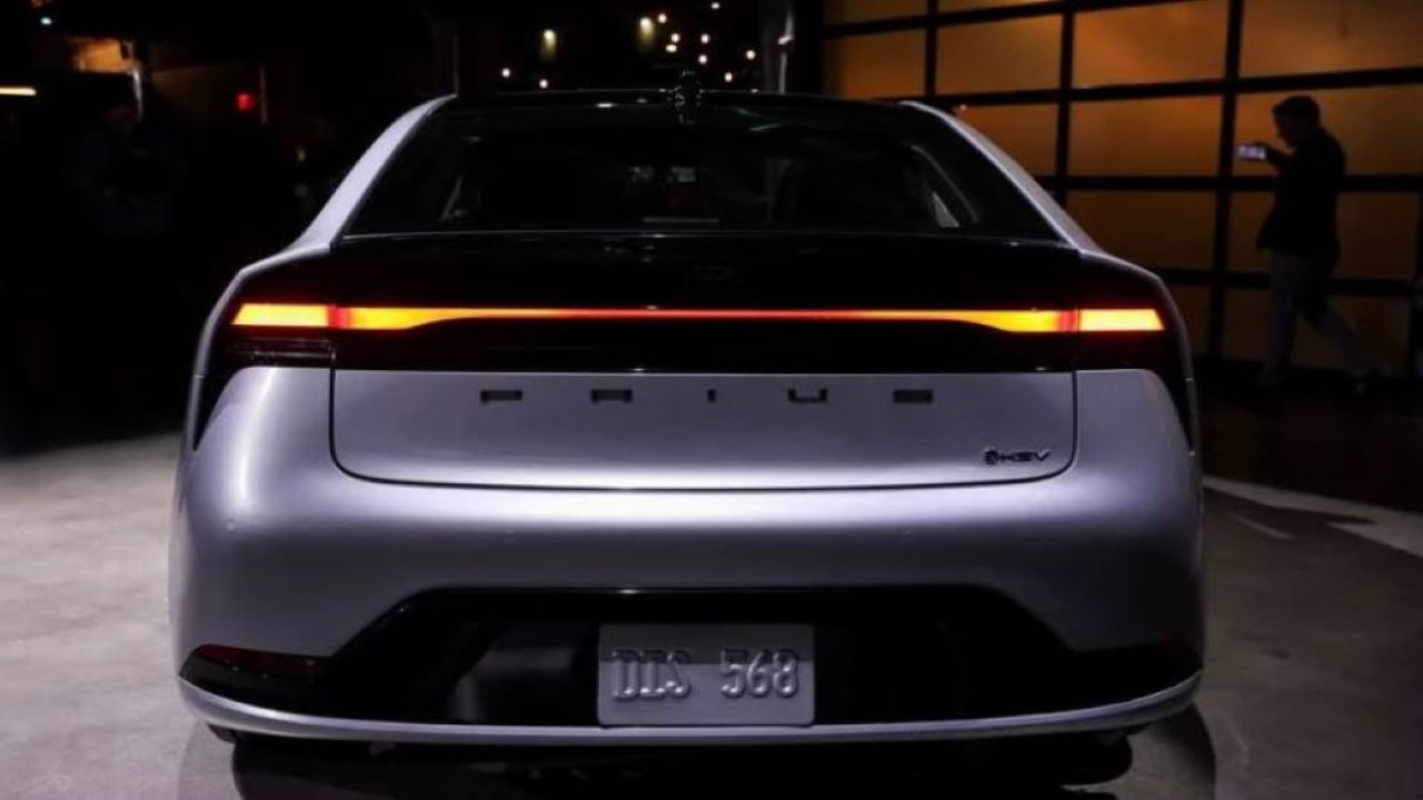 Toyota memperkenalkan Prius 2023 yang baru didesain ulang sebelum dimulainya Los Angeles Auto Show, di Los Angeles, California, Amerika Serikat, 16 November 2022. (Foto: Dok/Mike Blake/Reuters)