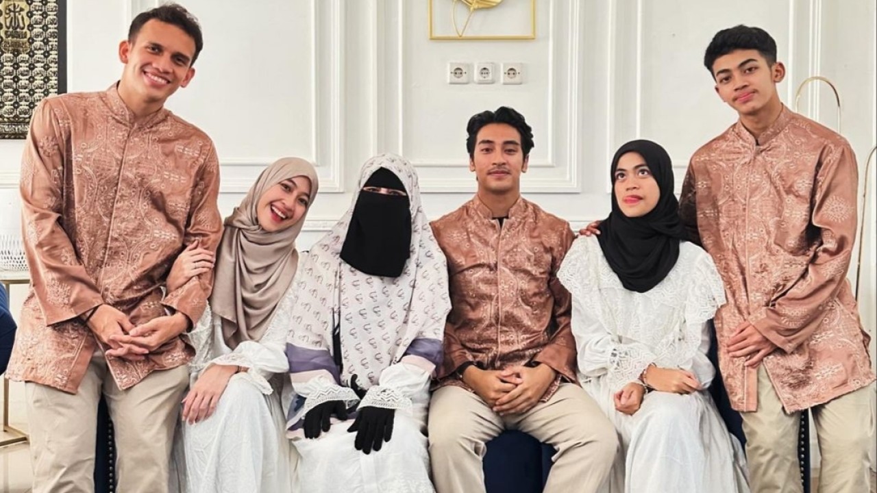 Umi Pipik bercadar bersama anak dan menantu/Instagram