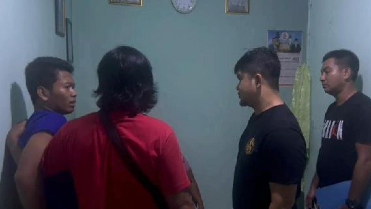 Pelaku saat ditangkap polisi.