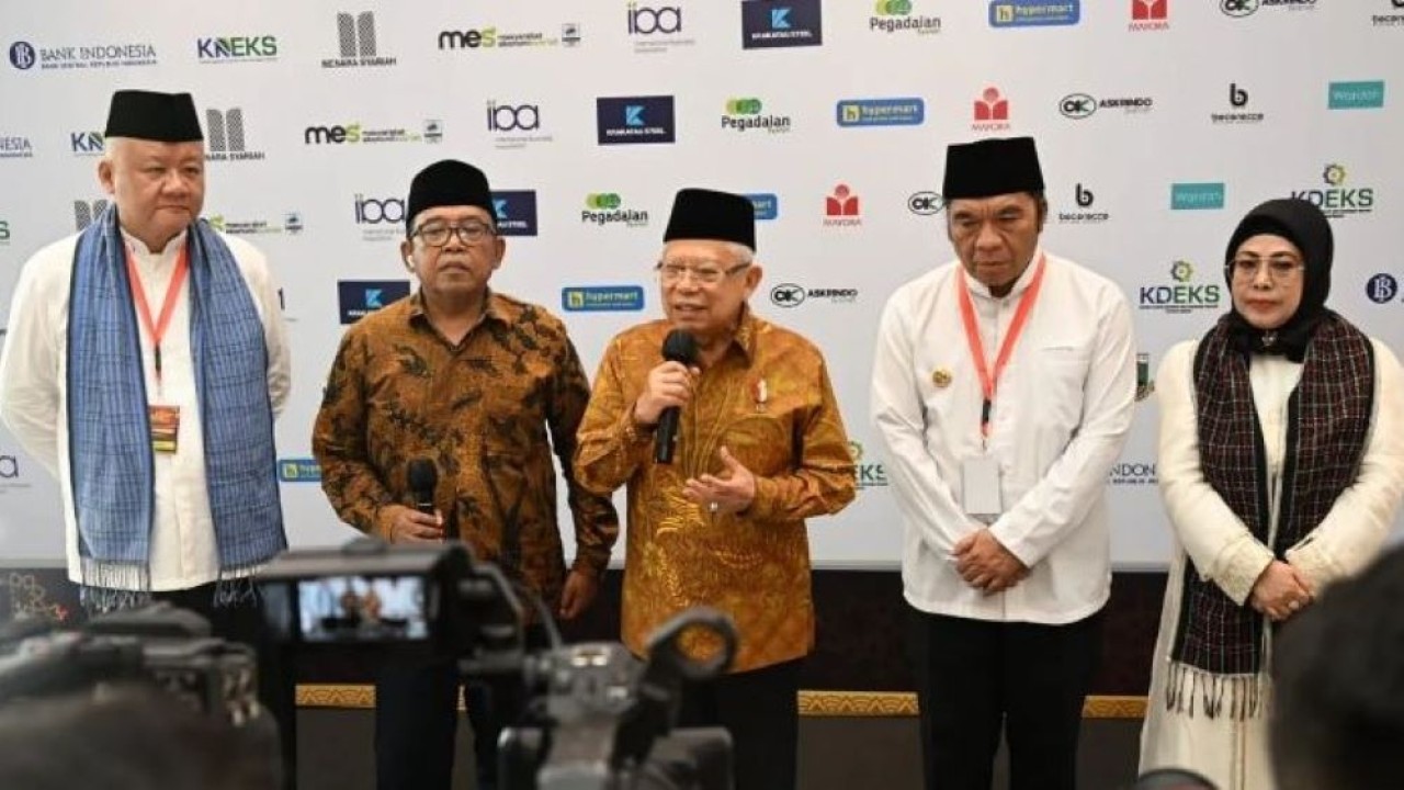 Wapres KH Ma'ruf Amin memberikan keterangan pers usai membuka Banten Halal Festival Ramadhan: Dari Banten untuk Dunia, di Menara Syariah Pantai Indah Kapuk (PIK) 2, Kosambi, Kabupaten Tangerang, Provinsi Banten, Selasa (2/4/2024). (Foto: BPMI-Setwapres)