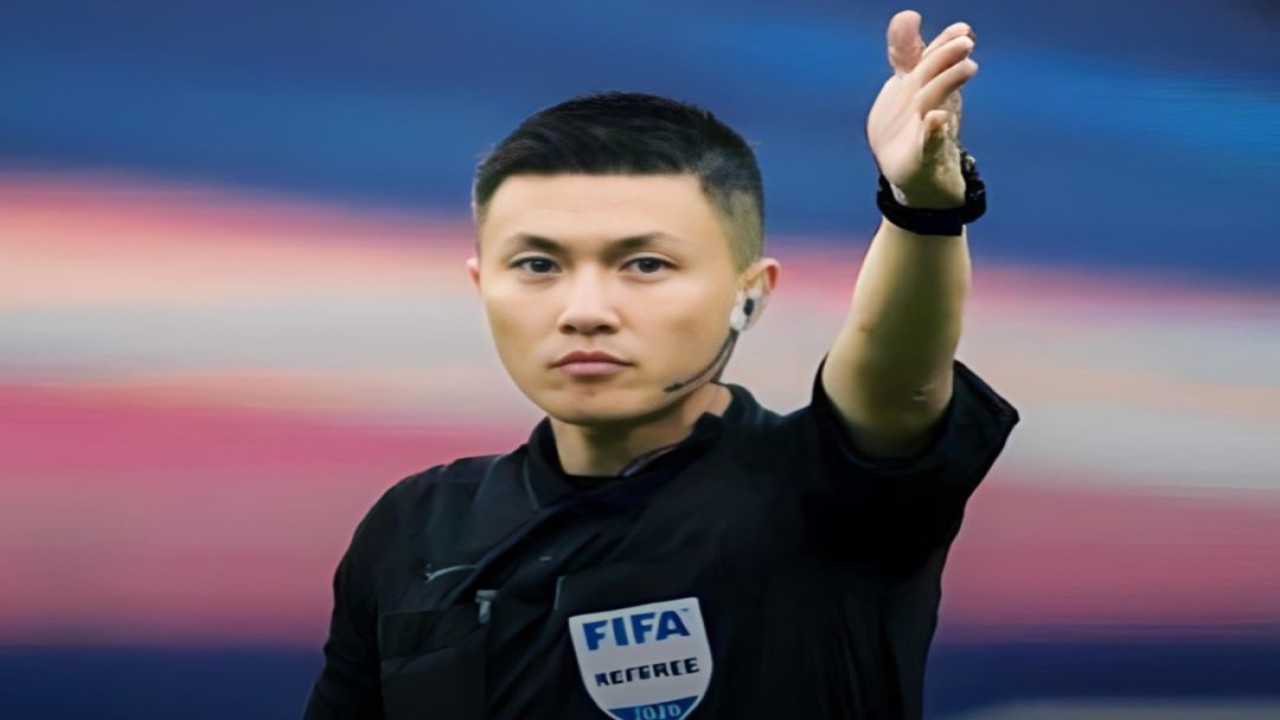 Wasit asal Tiongkok, Shen Yinhao yang memimpin pertandingan Timnas Indonesia U-23 vs Uzbekistan.(Instagram)