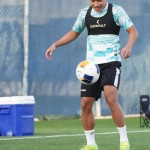 Witan Sulaeman tampak mengontrol bola saat sesi latihan perdana timnas Indonesia U-23 di Dubai, Uni Emirat Arab. (dok.PSSI)-1712136938