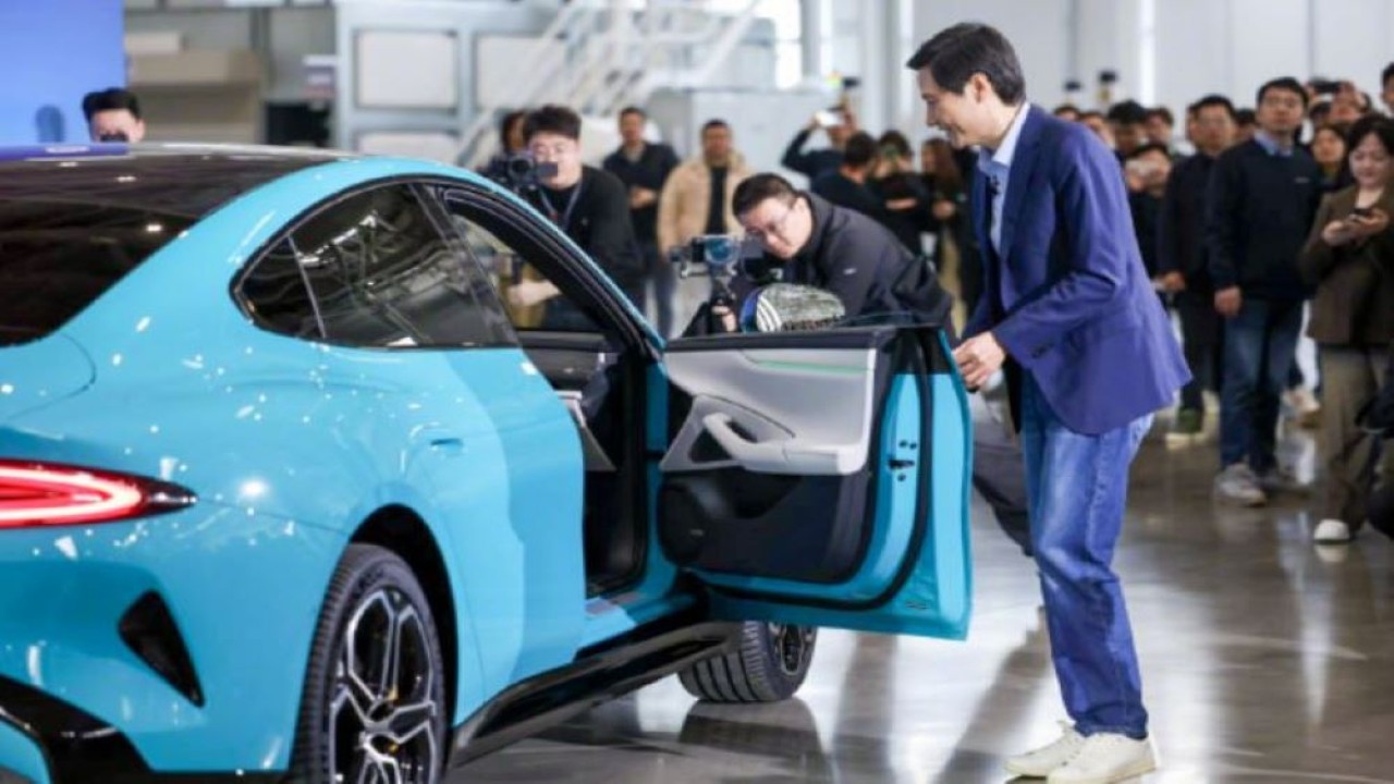 CEO Lei Jun membukakan pintu setiap Xiaomi SU7 untuk konsumen pertama yang beruntung. (Foto: Gizmochina)