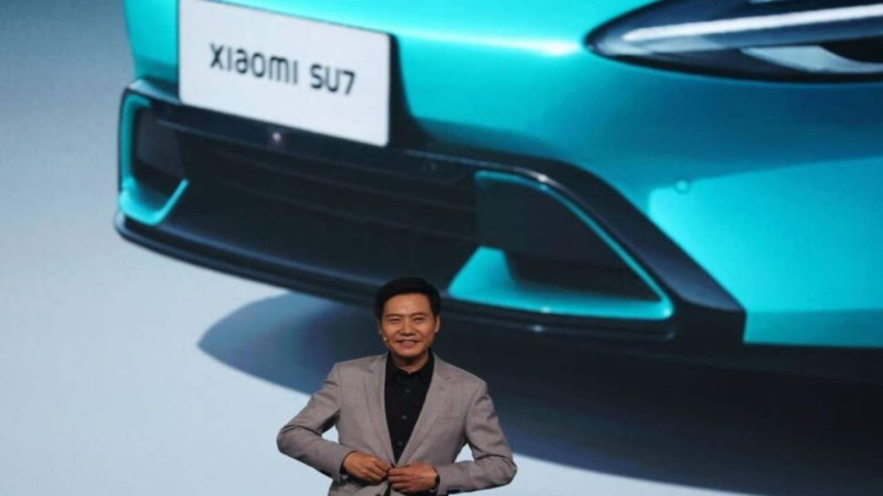 CEO Xiaomi Lei Jun berbicara di sebuah acara tentang kendaraan listrik pertama perusahaan, SU7, di Beijing, China, pada 28 Desember 2023. (Foto: Dok/Florence Lo/Reuters)