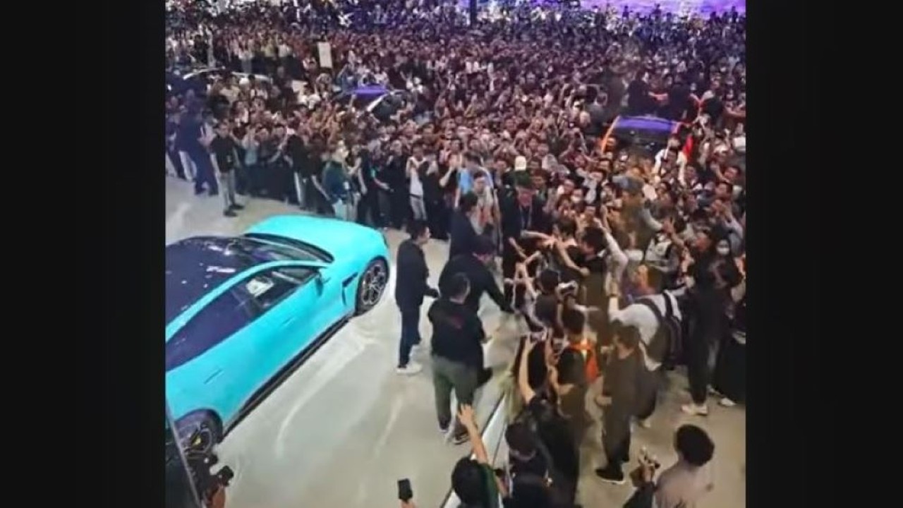 Mobil listrik Xiaomi SU7 disambut antusias pengunjung di ajang pameran otomotif Beijing Auto Show 2024. (Foto: Tangkapan layar YouTube CarNewsChina)