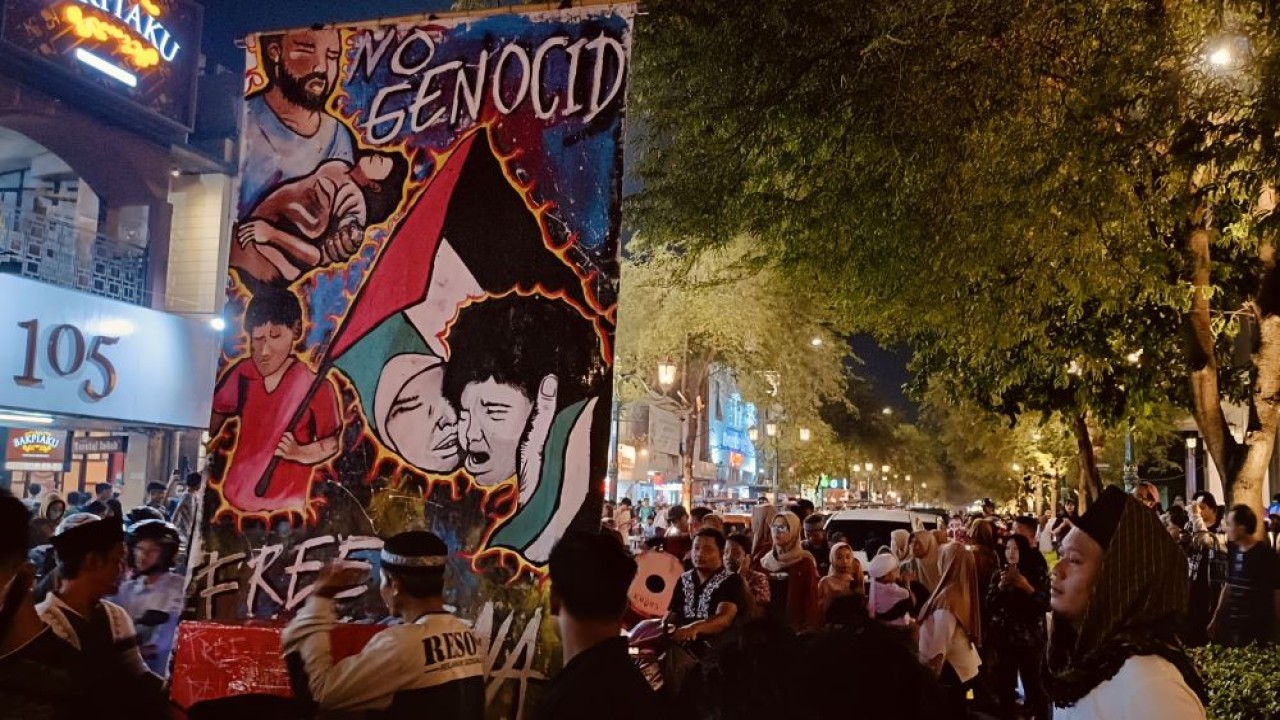 Warga Yogyakarta melakukan pawai kemenangan di Jalan Malioboro, Yogyakarta, Selasa, 9 April 2024. Peserta pawai memberikan pesan kemenangan untuk warga Gaza, Palestina. (Foto: Nusantaratv.com)