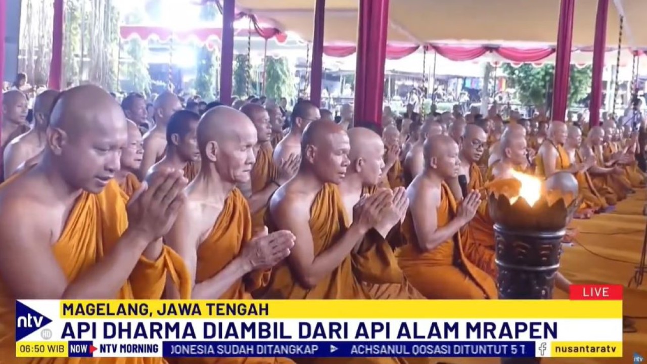 Api Dharma yang bersumber dari api alam di Mrapen merupakan lambang cahaya yang menyinari kegelapan serta menghapuskan keadaan suram menjadi terang.