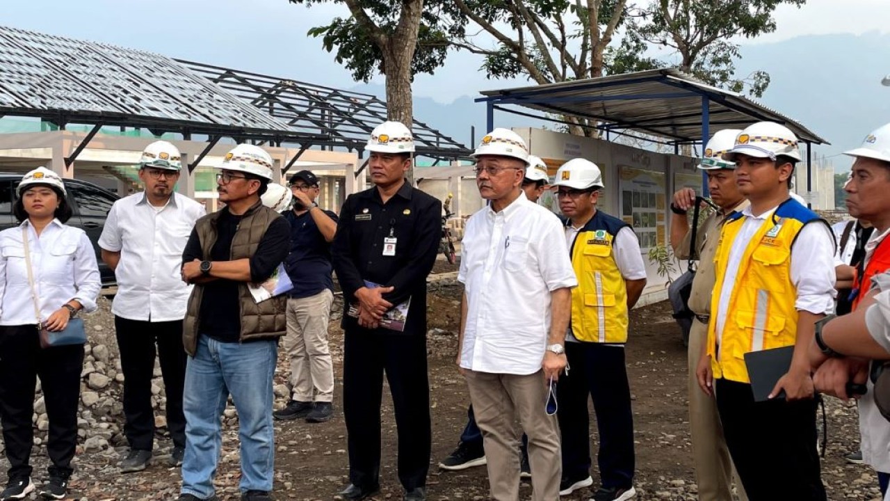 Tenaga Ahli Utama Kantor Staf Presiden, Helson Siagian, melakukan kunjungan kerja ke TPST Pasuruhan dan Kampung Seni Kujon, di Magelang, Jawa Tengah, Rabu (29/5/2024).