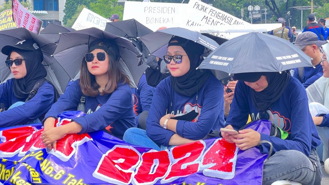 Buruh perempuan saat memperingati May Day atau Hari Buruh Internasional 2024 di kawasan Patung Kuda, Jakarta Pusat.