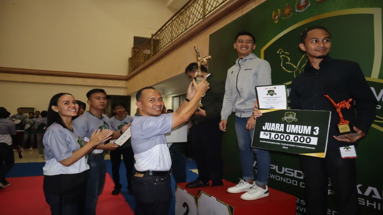 Danpusdikbekang yang juga menjabat sebagai Dircab Pusbekangad Brigadir Jenderal Benny M Tampubolon, S.I.P., M.I.P. M.Han menyerahkan thropy saat upacara penghormatan pemenang Danpusdikbekang Taekwondo Championship 2024 di Gedung Cimahi Convention Hall Jalan Raden Demang Harjakusumah, Cimahi, Jawa Barat/ist