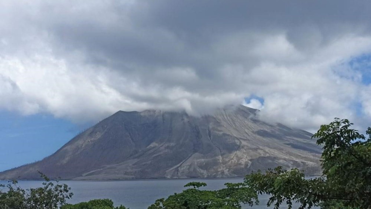 PVMBG memperharui jarak aman Gunung Ruang dari sebelumnya 7 km menjadi 5 km dari puncak kawah. (Foto: Istimewa)