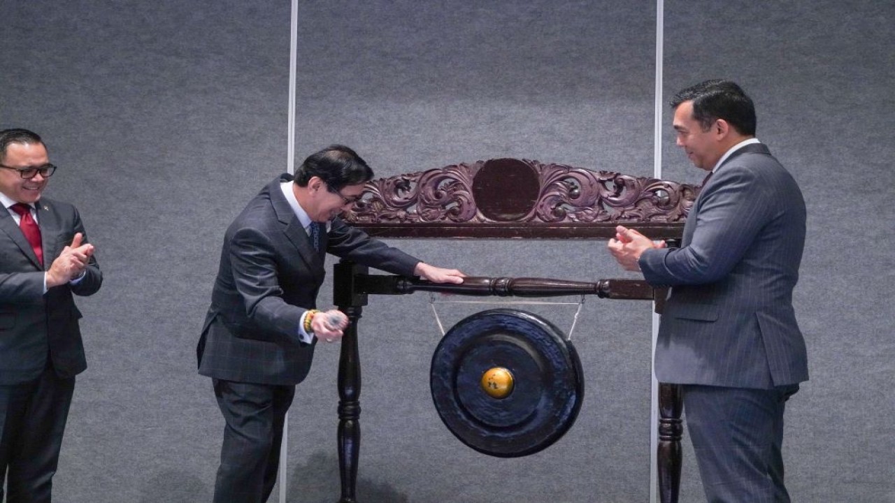 Menteri Hukum dan HAM RI, Yasonna H. Laolany didampingi Menteri Pendayagunaan Aparatur Negara dan Reformasi Birokrasi (PAN-RB), Abdullah Azwar Anas dan Direktur Jenderal Imigrasi, Silmy Karim,    memukul gong menandai dimulainya Rakor Perwakilan Imigrasi di Los Angeles, California, Amerika Serikat/Dok Dirjen Imigrasi