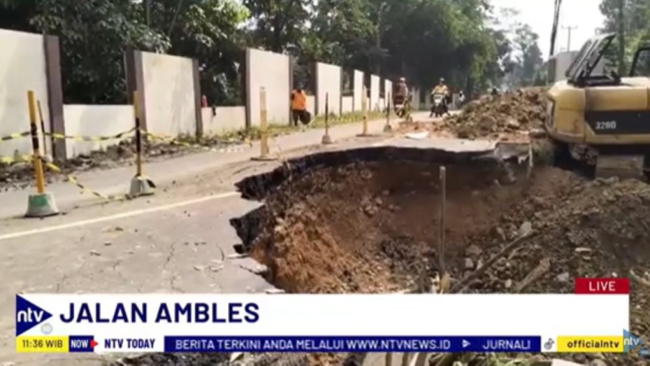 Ruas Jalan Warung Banten menuju Cipanas amblas sedalam 5 meter