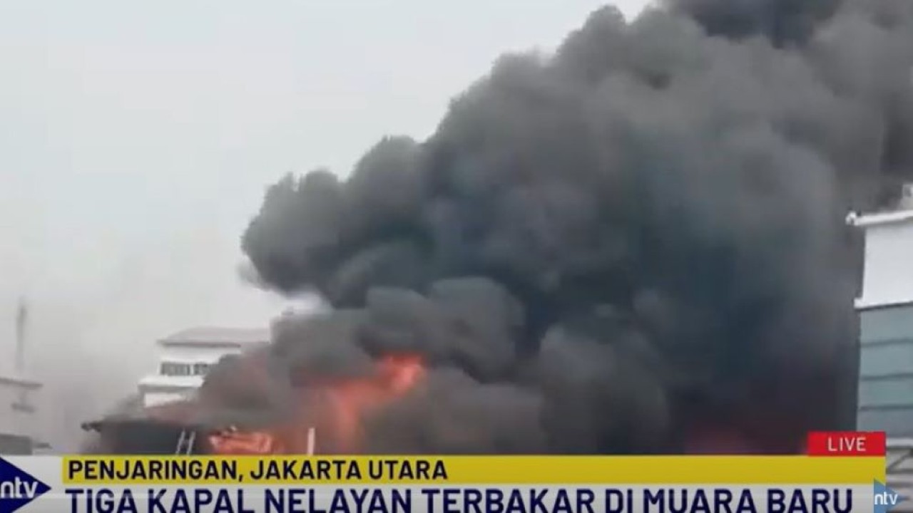 Sebanyak tiga kapal pencari ikan terbakar di Pelabuhan Muara Baru, Penjaringan, Jakarta Utara, pada Minggu (5/5/2024).