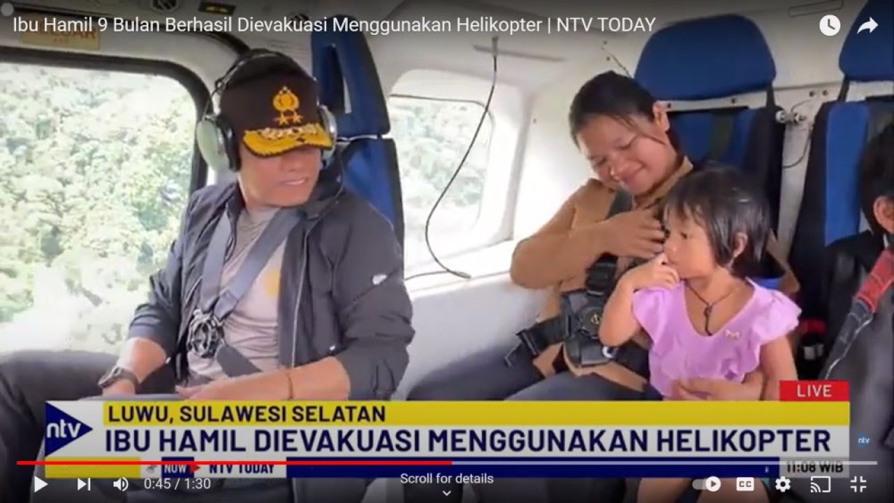 Kapolda Sulawesi Selatan Irjen Pol Andi Rian Djajadi mengevakuasi ibu hamil 9 bulan Bersama dua anaknya yang merupakan korban banjir dan tanah longsor di Pegunungan Latimojong, Desa Rante Bala, Kecamatan Latimojong, Kabupaten Luwu, Sulsel menggunakan helikopter